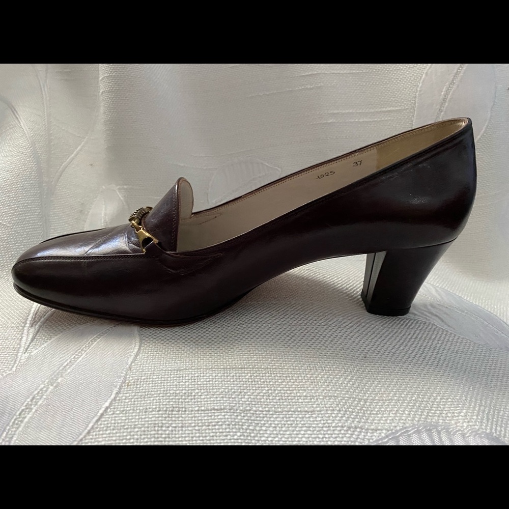BRUNO MAGLI Brown Leather Pumps With Gold Chain